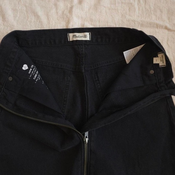 Madewell black denim mini skirt with zipper detail. Size: 23 - Picture 4 of 8